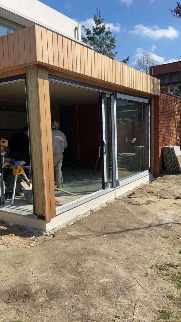Moderne uitbouw hout voor natuurlijke uitstraling