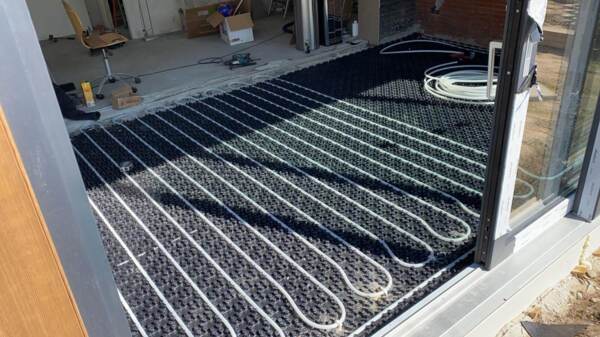 Vloerverwarming in de uitbouw voor warme voeten