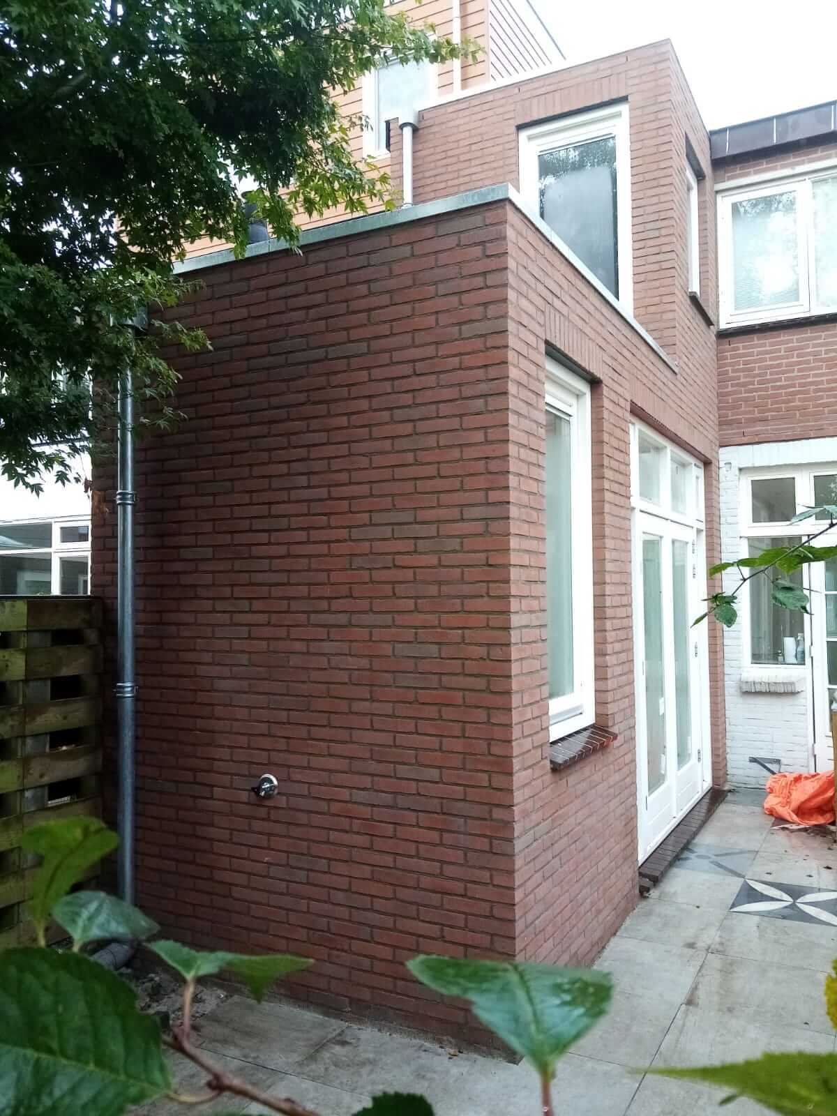 Stenen uitbouw aan voorkant van de woning